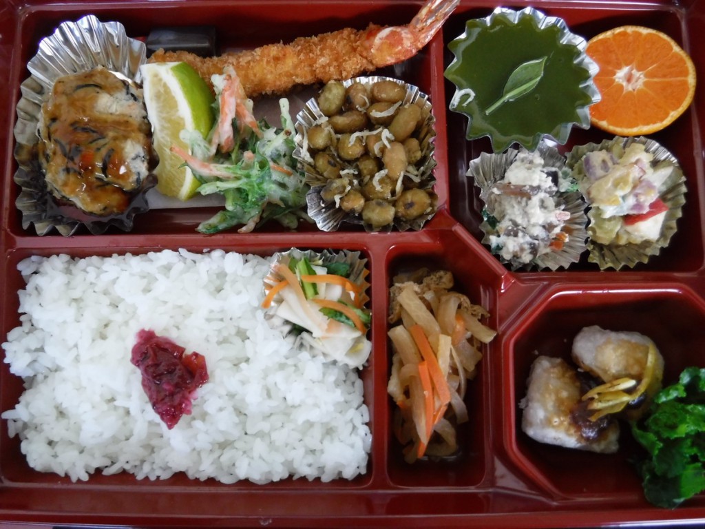 An example of "Bento" lunch box. There are also various meals of healthy colors in it, resulting in well-baranced diet.
