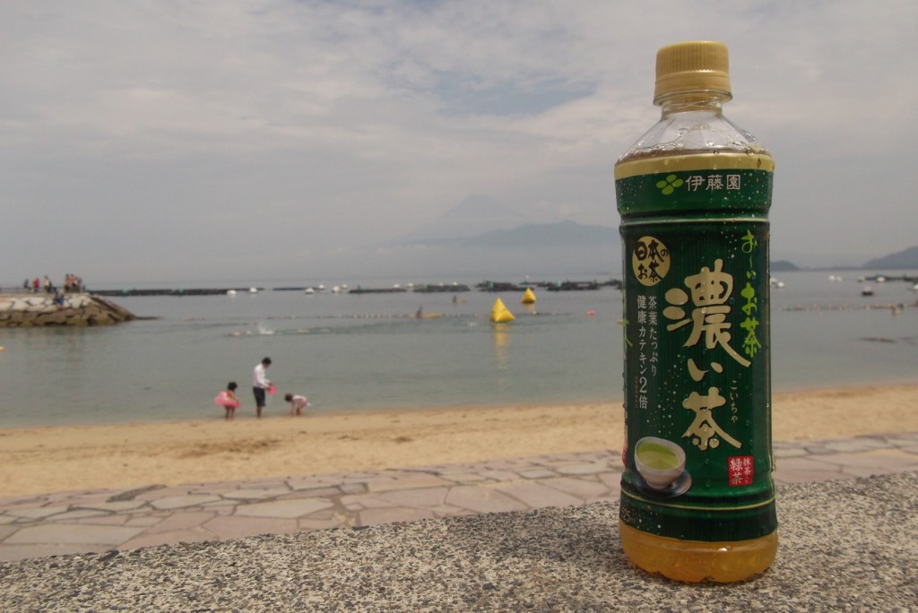 "Oi Ocha Dark" for the intake of water and caffeine before the competition. This beach is "La La La Sun Beach", located in Miura coast in Numazdu city. This beach selected for one of the beaches of the best water quality in Shizuoka by the Ministry of the Environment.