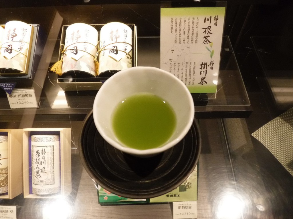 I could enjoy tea tasting on a tea shop in Isetan Shinjuku.