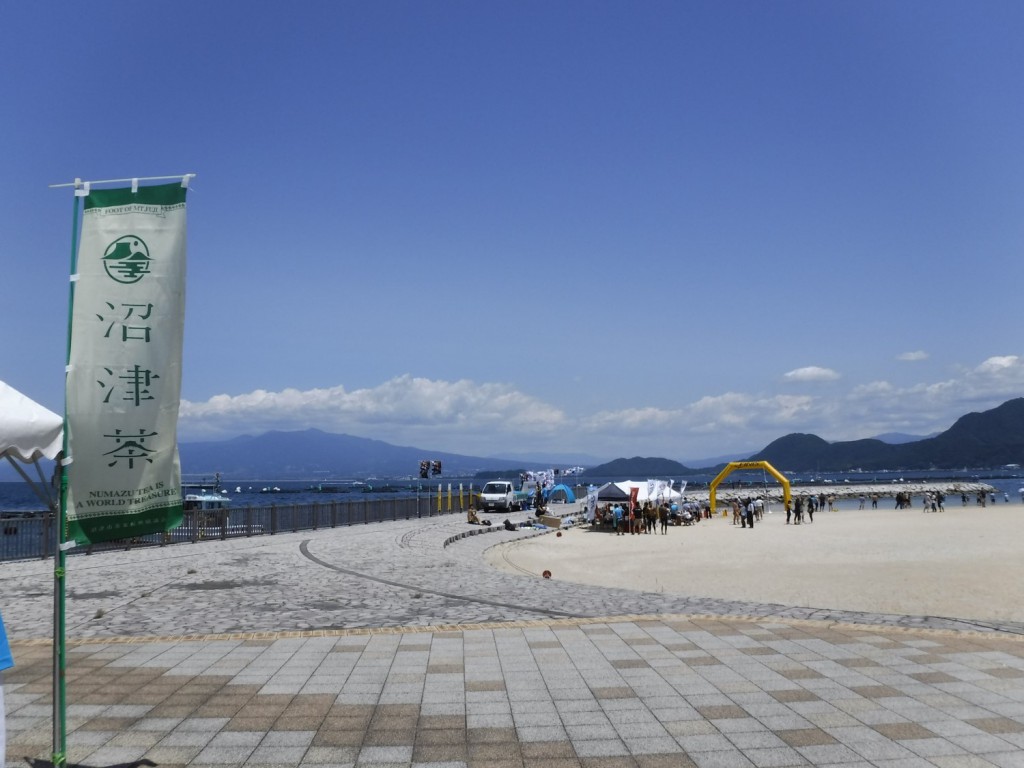 The start area of the race viwed from the tea stand of Numazu tea. Chinese characters of "Numazu tea" written on the bannar on leftside. 