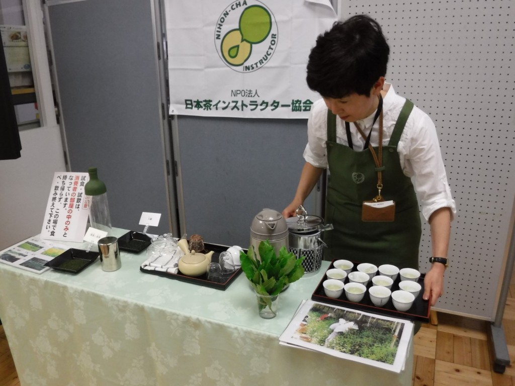 An image of lecture brewing tea by Japanese Tea Instructors. In the event shown in above, a Japanese Tea Instructor made a lecture about how to brew Japanese teas more luxciously and delightly in MAFF.