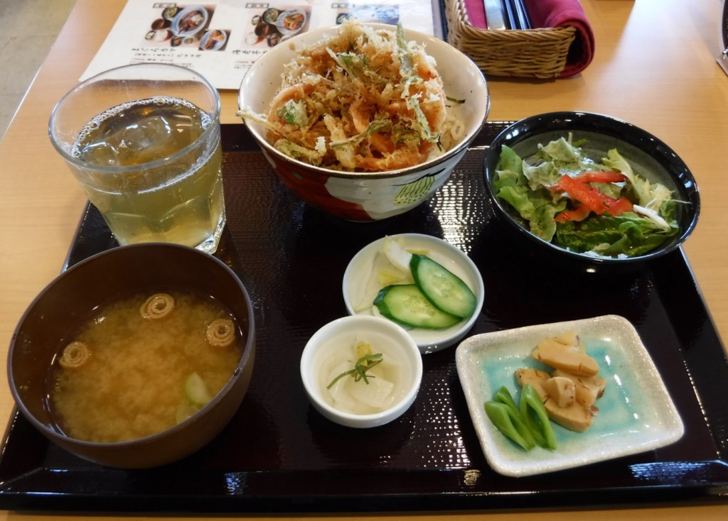Lunchset of rice bowl topped with fried sakura shrimp with a local specialty tea.