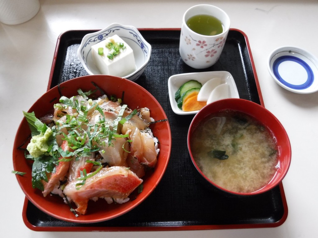 Kaisen Don, which is somehow similar to "Nishoku Katsuo Don" served on 8th Sep. (Fri.). -Rice bowl topped with marinaded raw fishes. In this case, Kinme-dai, Aji and other local fishes are topped.