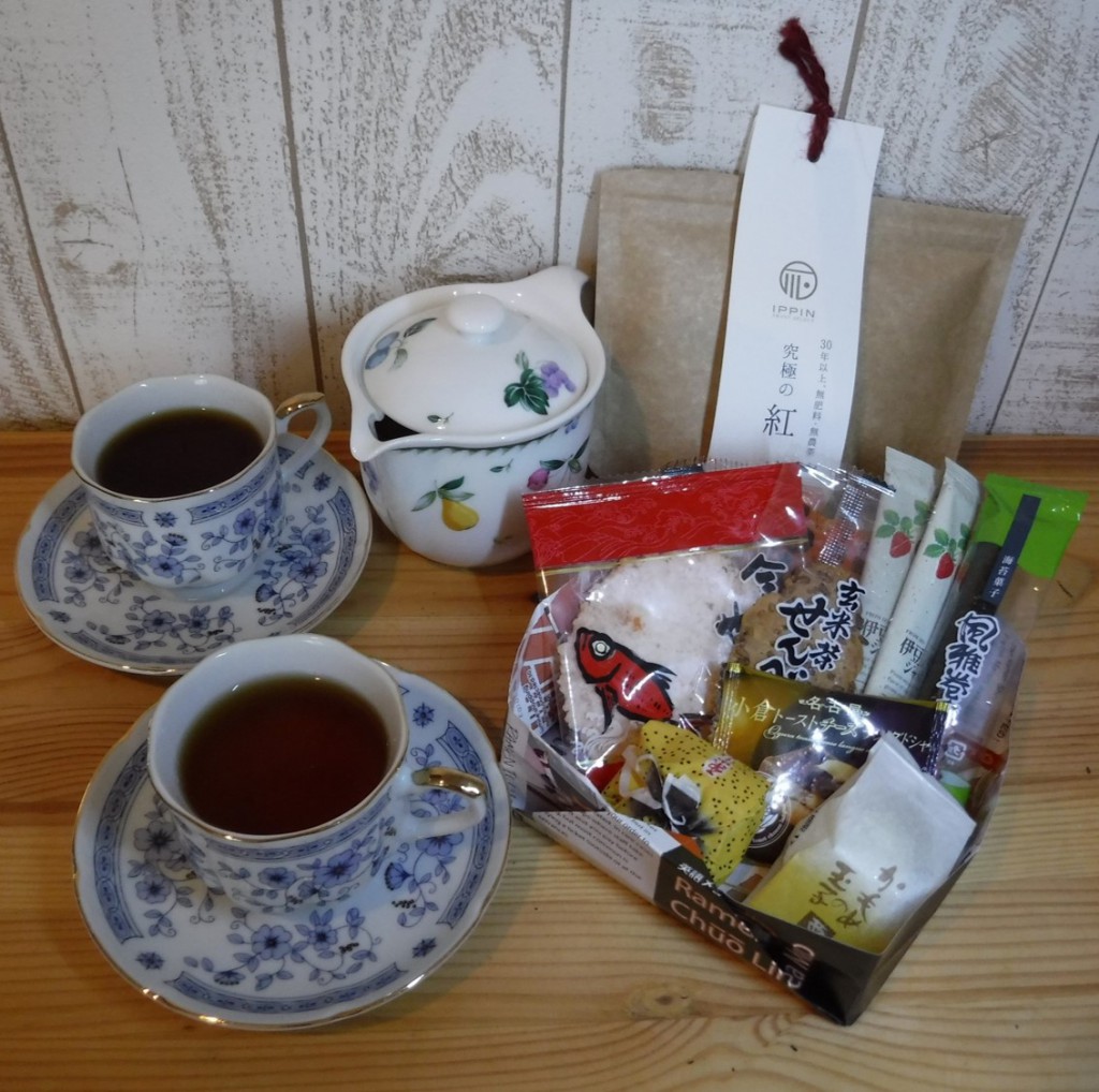 The black tea by Front in Shimoda goes very well with local confections, such as Kinmedai Senbei, which is a rice cracker containing Kinmedai (Splended Alfonsino). The drawing of Splended Alfonsino is depicted on the package of the rice cracker shown in the central of this picture.