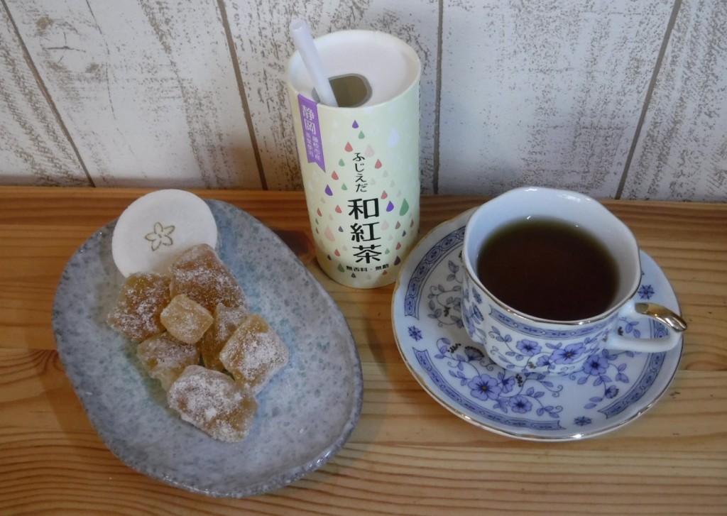 A set of Fujieda black tea and Japanese local confections, which are sugared citrus "Zabon" and Monaka of Kabosu citrus jam.