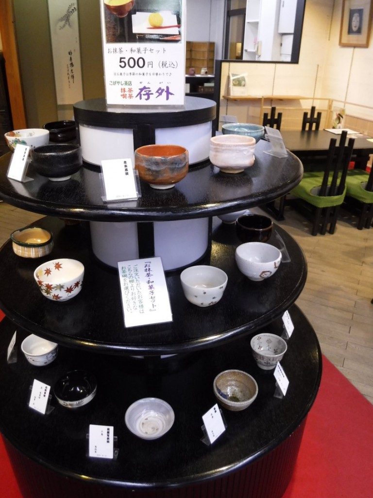 Various teawares in Kobayashi Tea House. We can select our favorite one from them.
