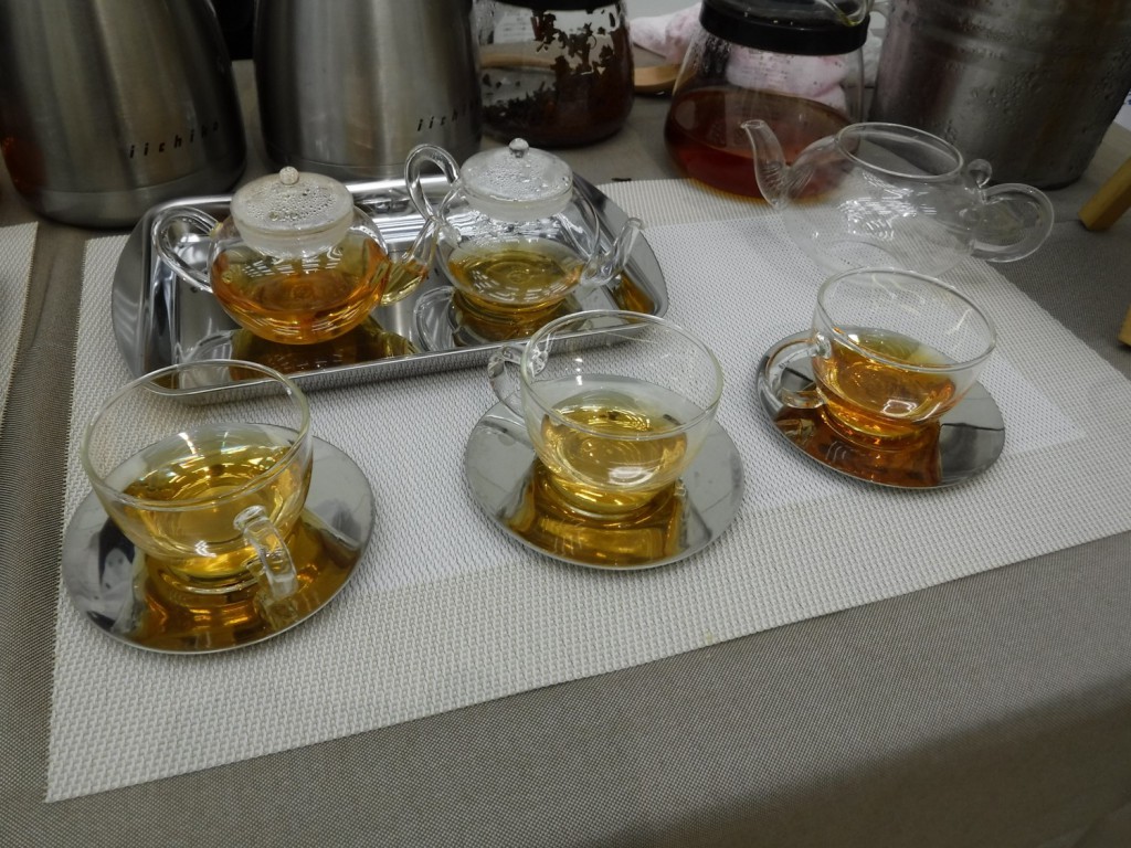 Beautiful amber color of each infusion attracts us. The left one is "Haruzumi Baisen". As implied by the liquor color, the texture of left one is mild. The right one is “Natsuzumi Kocha” – summer plucked black tea. Its deeper amber color indicates its denser texture. I like this one too.