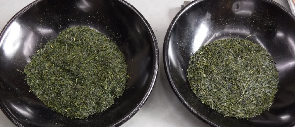 The staff kindly let me check the appearance of 2 types of loose leaf tea produced in Kakegawa tea estate in Shizuoka pref. Both of them are fine!! The degree of steaming of the left one is stronger than the right one.