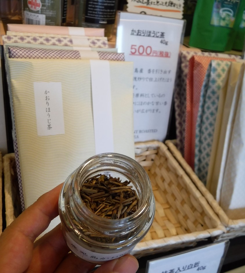 "Kaori Hoji", roasted green tea having higher content of mellow and toasty aroma.