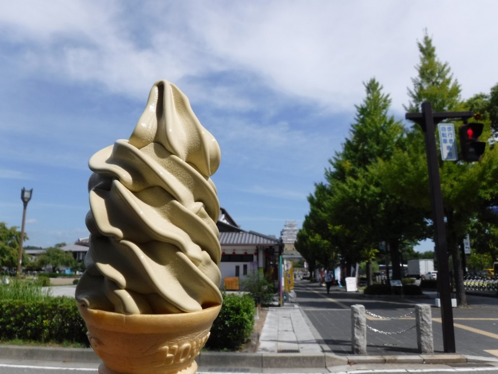 Hoji-cha soft serve in front of HARIMA-YA tea stand with a background of Himeji Castle.