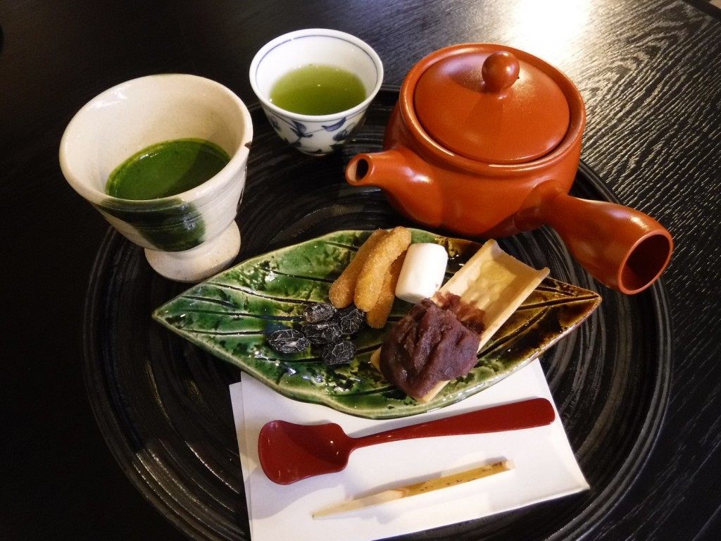 A set of matcha fondue with Sencha green tea.