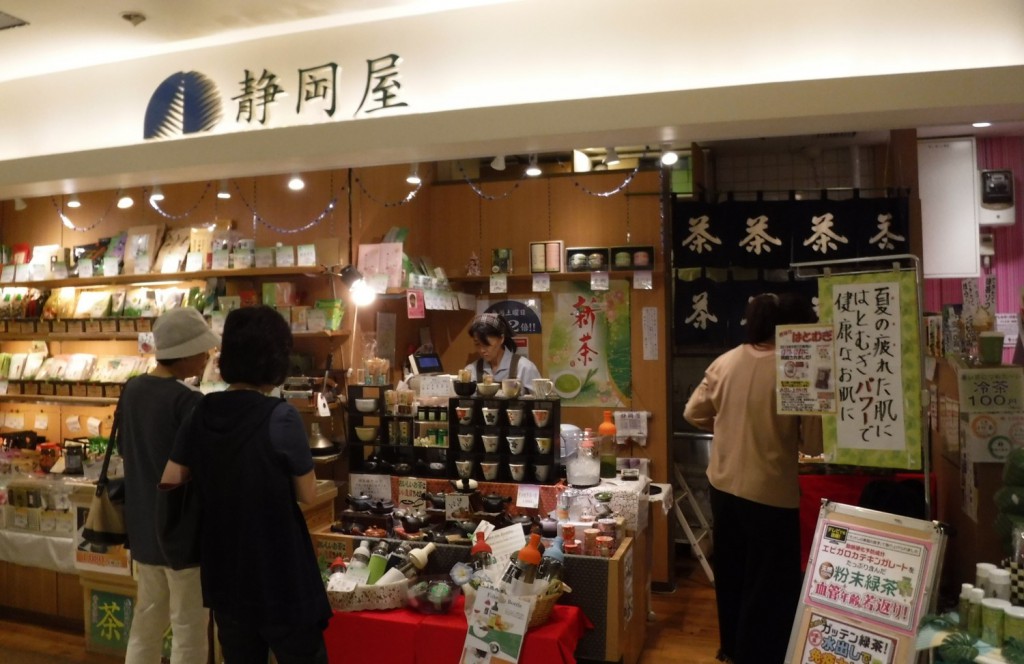 The retail shop of Shizuoka-ya chaho in the mall "Pivot" next to Koriyama station.