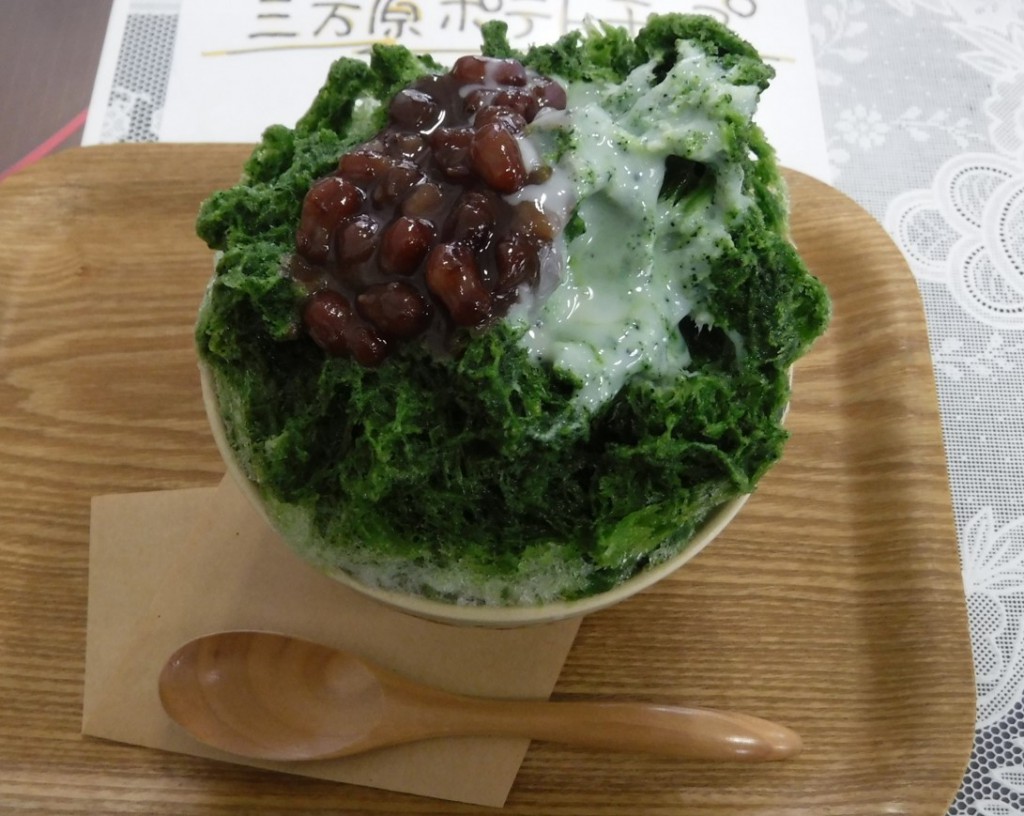 Special "Matcha Kakigori" with soybean jam and condenced milk cream. The deep delight green is so beautiful!