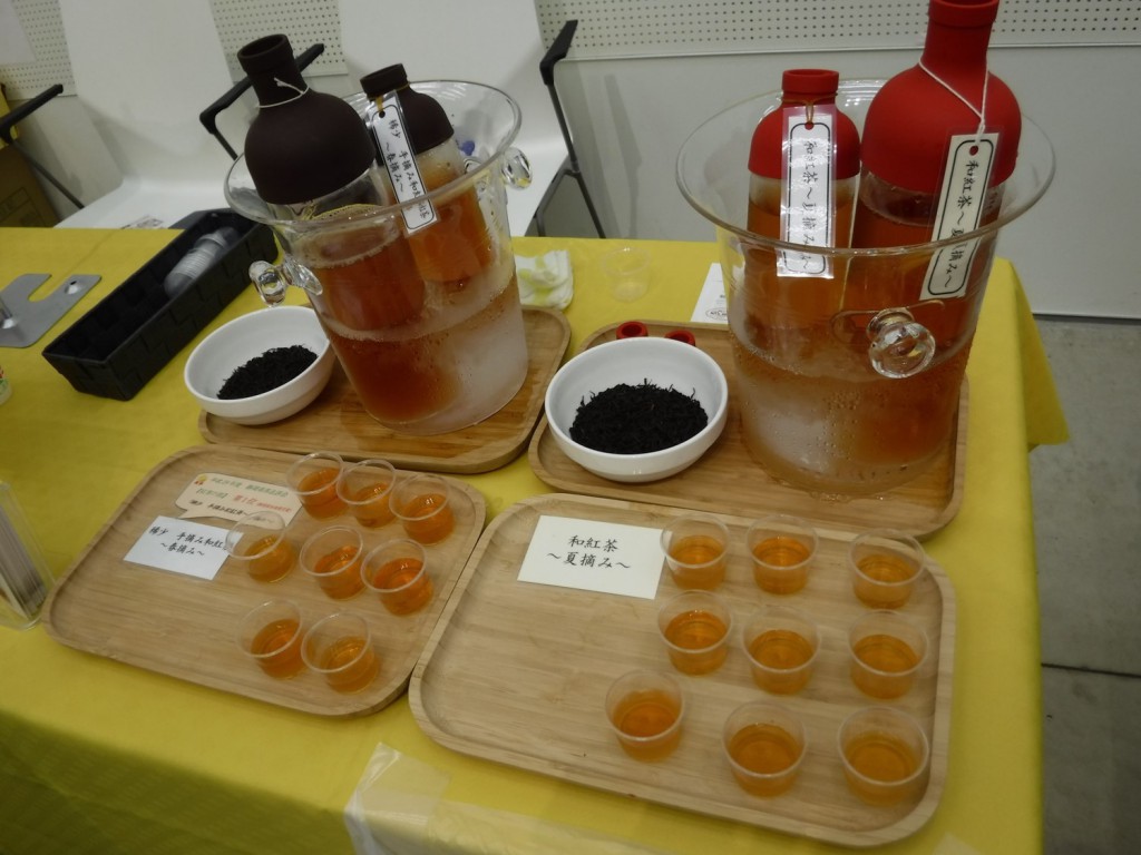Black teas produced by Kanetou Miura-en. The left one "Premiun Spring Hand Pluck" is prized 1st place in the tea competition in Shizuoka prefecture.