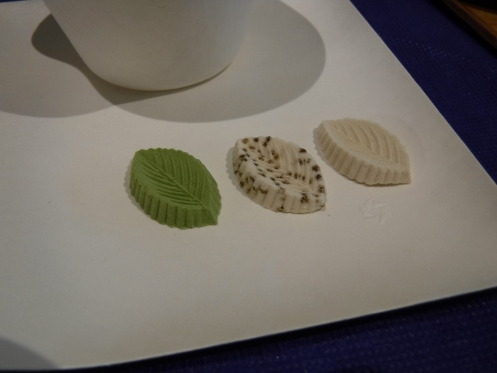 Leaf-shaped sugar confection. Green leaf type was colored by mixing matcha.