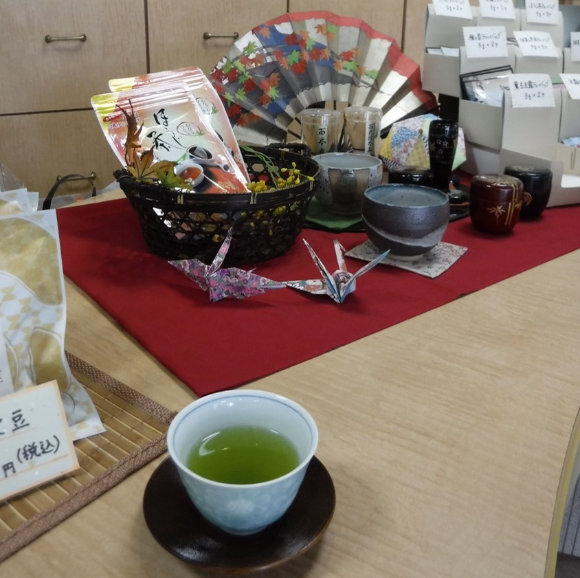 A service cuppa of deep steamed green tea in "Yasuragi no Shiro", the retail shop of Hekikoen. The name of retail shop "Yasuragi no Shiro" means the castle for relaxation, which is derived from the meanings of Kanji characters of the city name "Anjo".