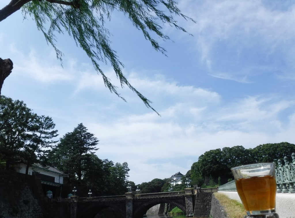In the Imperial Palace of Japan, Hoji-cha roasted green tea smells mellow under a willow.