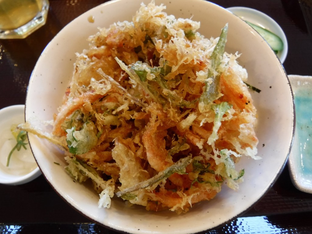05 A rice bowl topped with Kakiage of Sakur shrimp