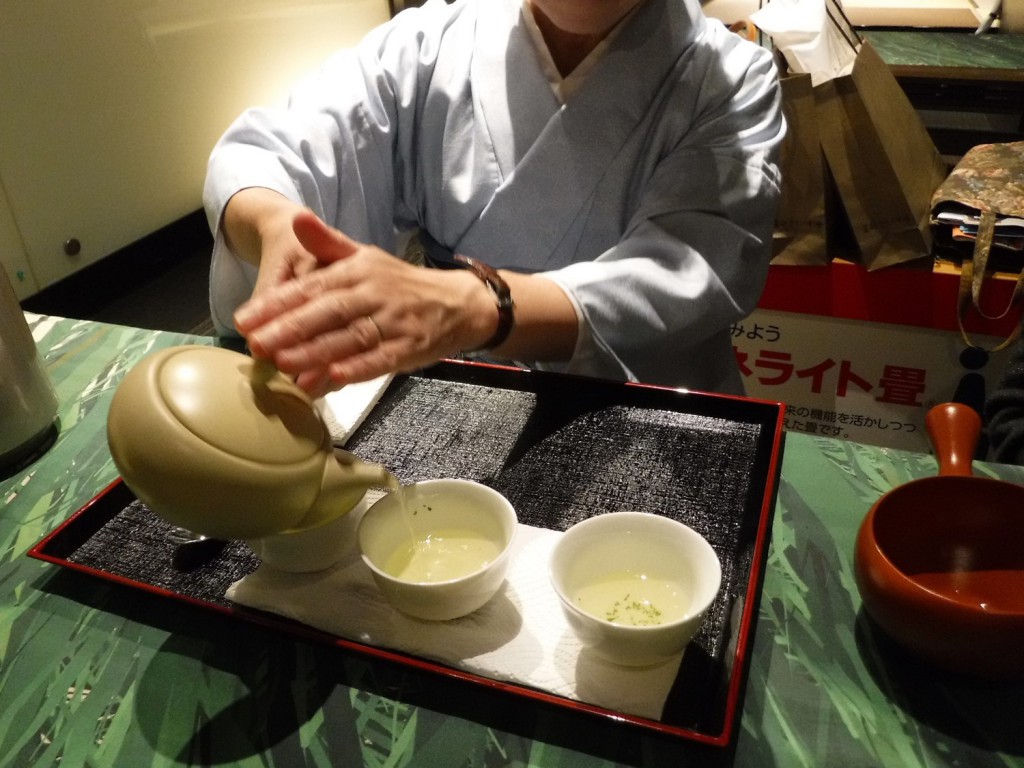 05 Kimono woman experienced tea brewing in Kimono salone