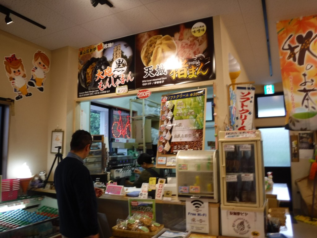 We can enjoy various Nikuman, which are steamed buns filled with various fillings containing wild game meets, local vegetables etc. Soft serves of green tea and roasted tea also available.