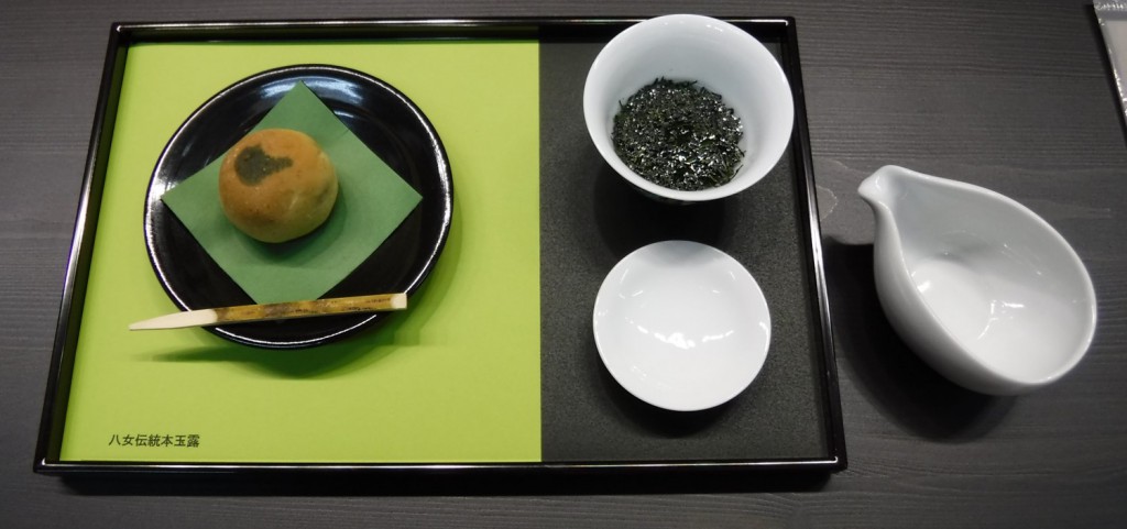 An example of Gyokuro served in the manner of "Susuri cha" with a Japanese confection in World Tea Festival 2016 held in Shizuoka prefecture.