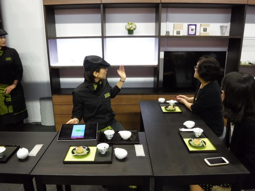 In World Tea Festival 2016 held in Shizuoka, the professional staffs served Yame Gyokuro and explained many about Yame Gyokuro.