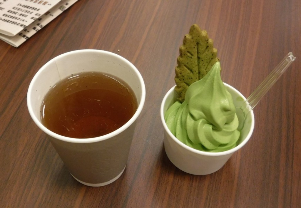 02 Hojicha roasted green tea and tea confection