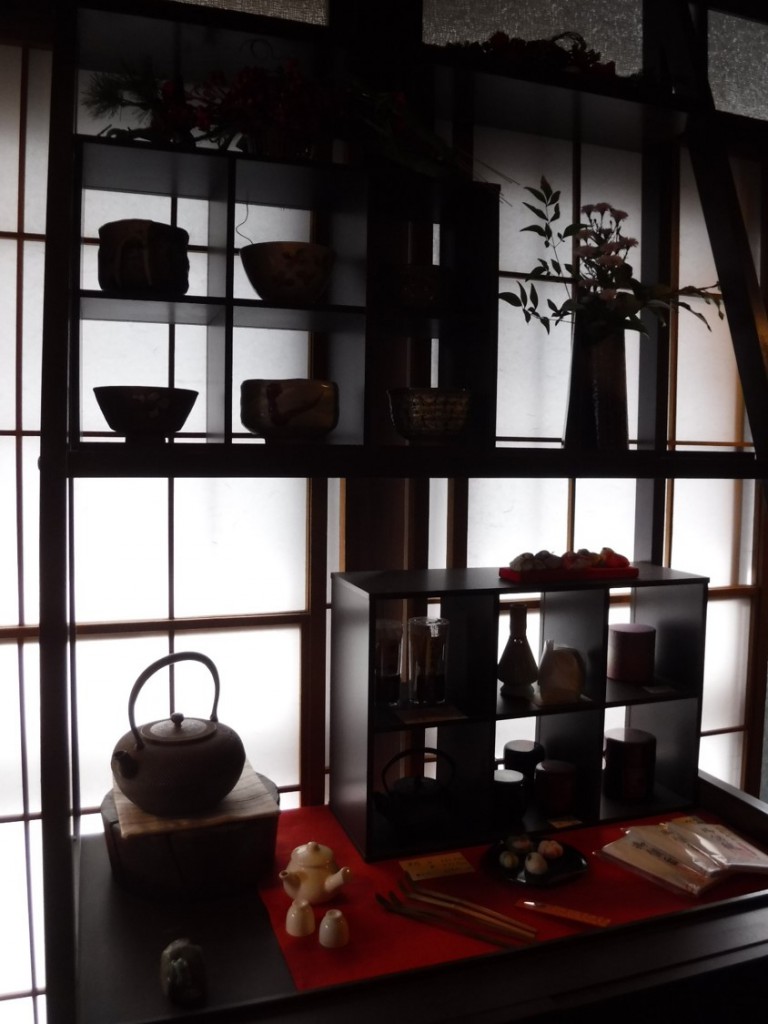 04 Antique teawares in Hanamizuki