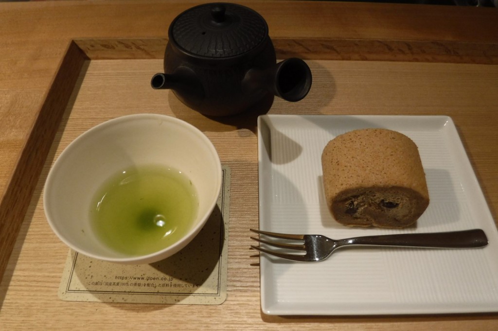 A set of the excellent Sencha green tea of 'Tsuyuhikari' cultivar and a piece of cake roll of Hoji-cha roasted tea. The green tea of 'Tsuyuhikari' cultivar is produced in Ryogochi tea estate in Shimizu ward in Shizuoka city.