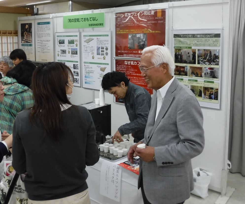 Prof. Omori explained the benefits and mechanism of decaffeinated black tea for visitors.