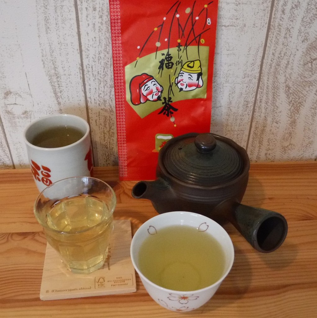 The package and infusions of "Fukucha" sold in tea shops belonging to Tokyo Tea Industry Cooperative.